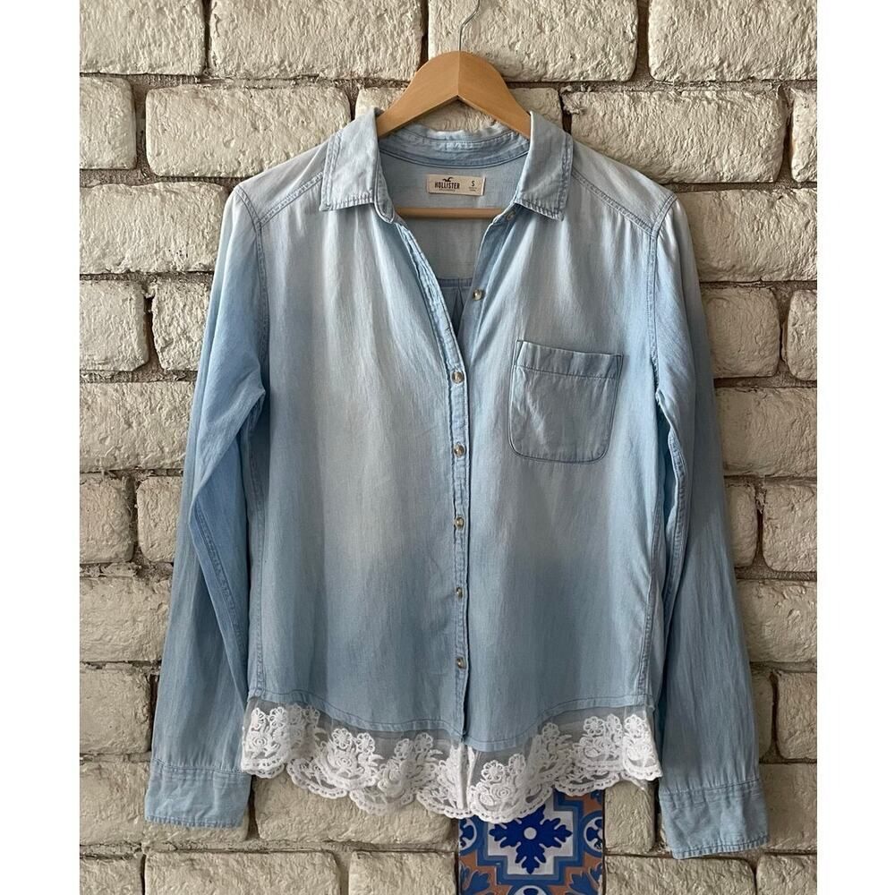 :‎ Hollister Light Wash Chambray Button-Up Shirt with White Lace Trim Size Small
